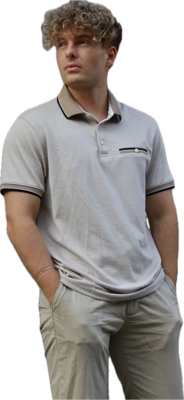 Marcel Bock freigestellt, stehend, heller Polo