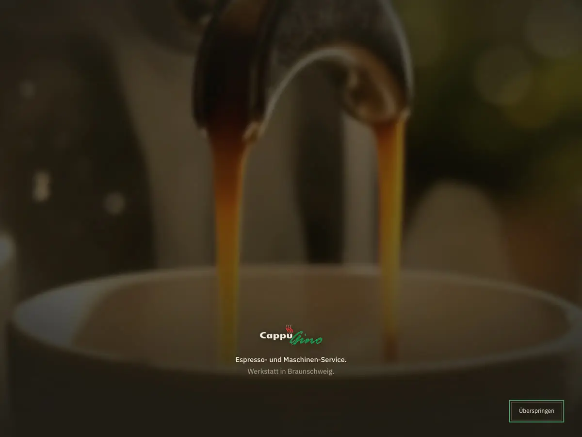 Startseite von CappuGino: Espresso läuft in eine Tasse, warmes Licht.