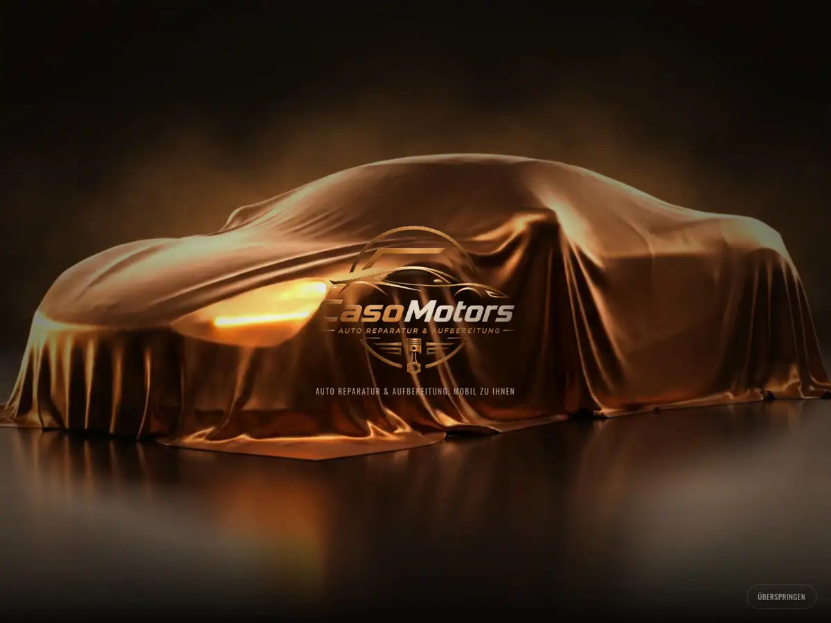 Startseite von CasoMotors: Auto unter goldenem Tuch, Schriftzug in Kupfer.