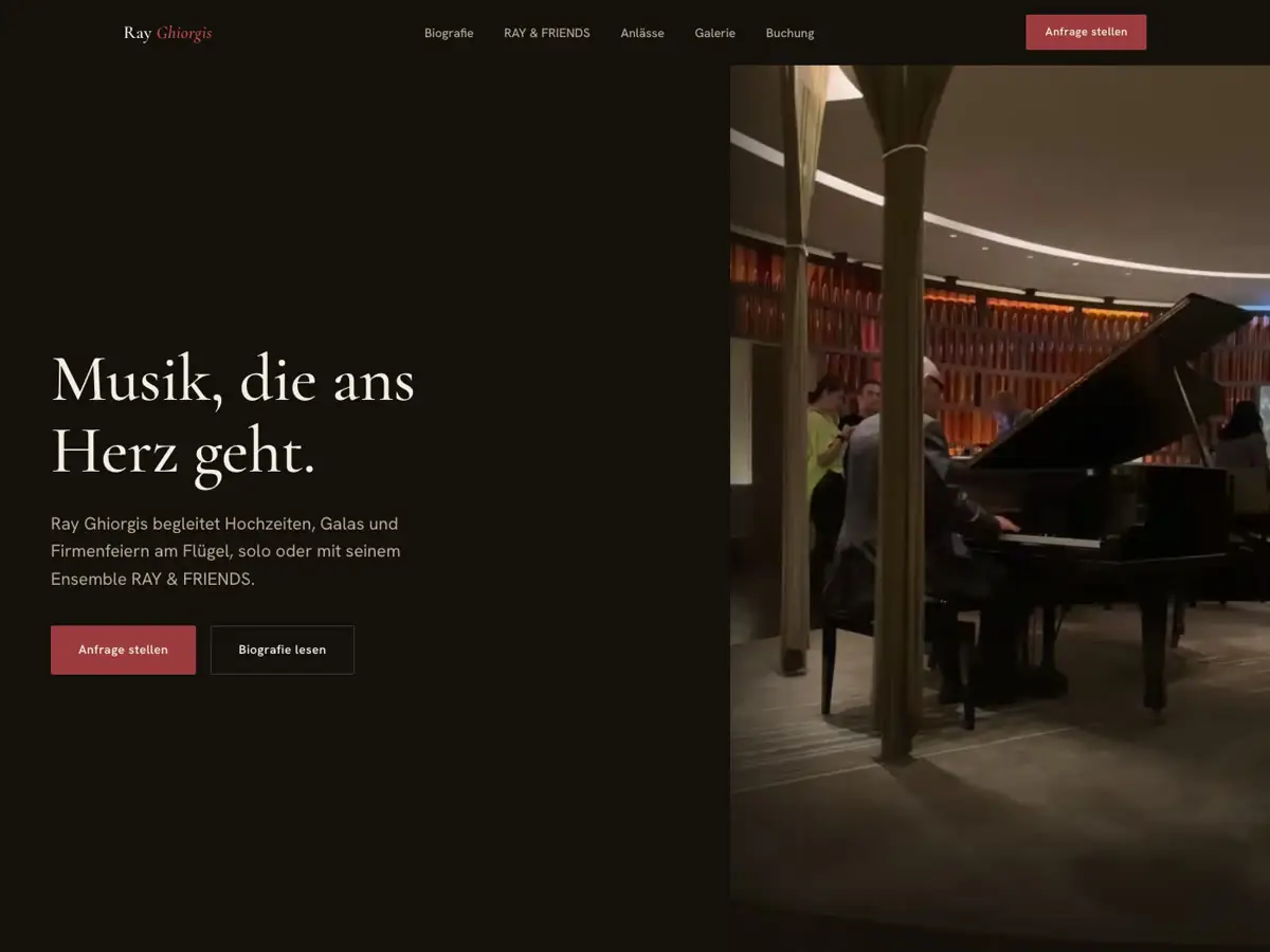 Startseite von Ray Ghiorgis: Flügel in warmem Licht, Überschrift „Musik, die ans Herz geht